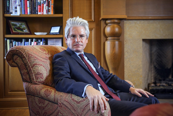 David Brock est considéré comme l'un des maîtres de l'agit-prop (agitation & propagande) du 21ème siècle. Personnalité sans scrupule, il peut défendre une cause aussi bien que la détruire, selon les besoins de son employeur. Il est à la tête d'un empire de la manipulation de masse.